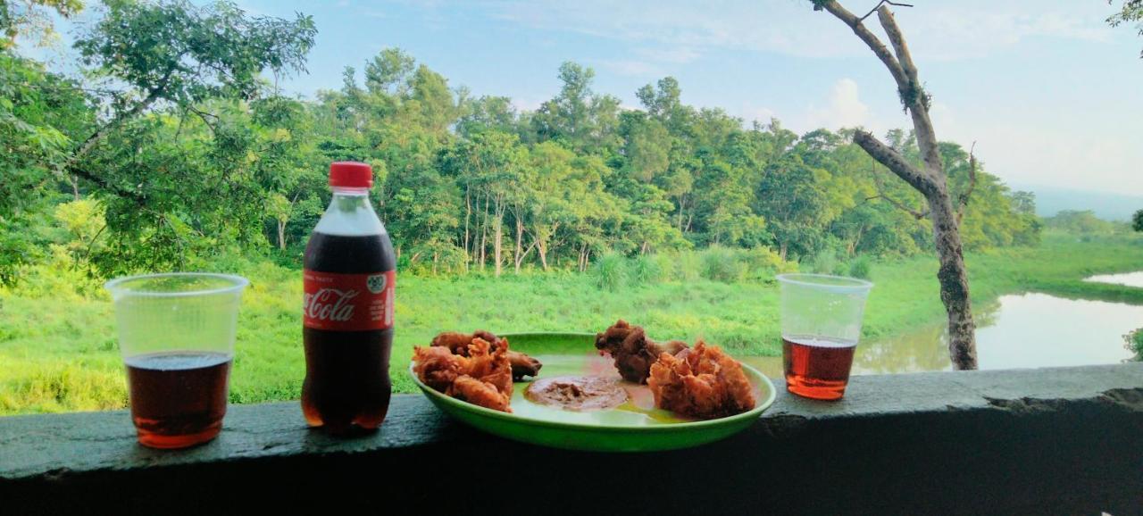 Hotel Tiger Tops Sauraha Exteriér fotografie