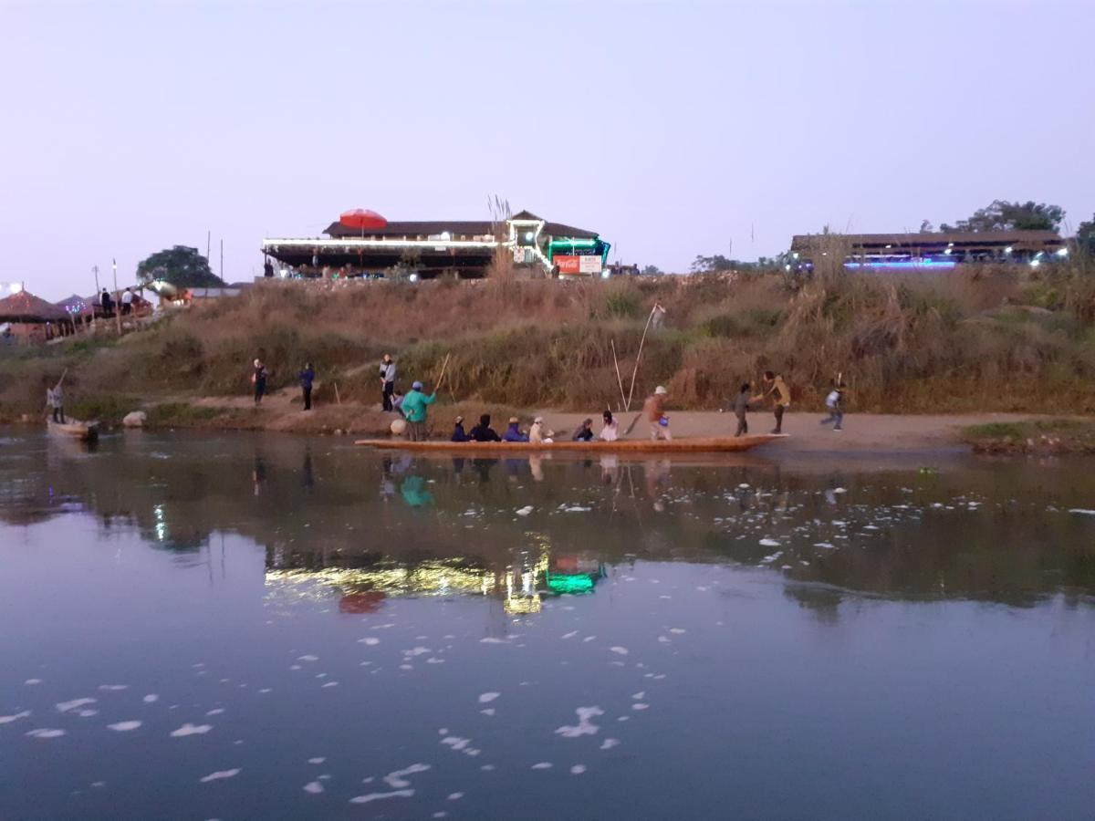 Hotel Tiger Tops Sauraha Exteriér fotografie